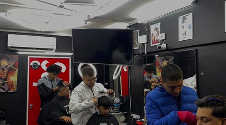 Interior de Jesus cutzz barber shop en Peñalolén, Región Metropolitana, CL, mostrando estilistas trabajando.