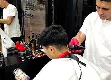 Estilista de Jesus cutzz barber shop realizando corte detallado en Peñalolén, Región Metropolitana, CL.