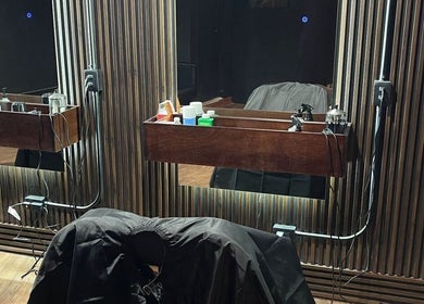 Interior de Velazco Court Barber en Monterrey, Nuevo León, MX con silla y espejo elegante.
