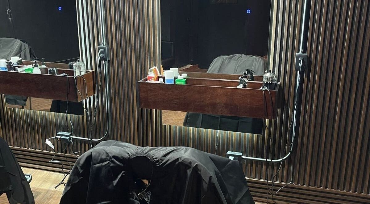 Interior de Velazco Court Barber en Monterrey, Nuevo León, MX con silla y espejo elegante.