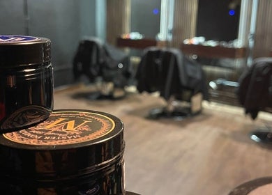 Productos capilares en Velazco Court Barber, Monterrey, Nuevo León, MX. Ambiente sofisticado de barbería.