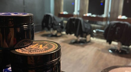 Productos capilares en Velazco Court Barber, Monterrey, Nuevo León, MX. Ambiente sofisticado de barbería.
