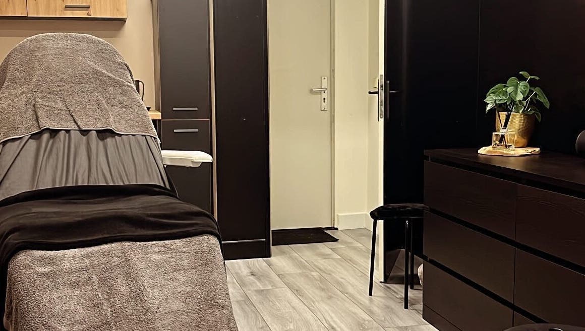 Gezellige wellnessruimte bij Glow By Mi in Ospel, Limburg, NL. Comfortabele behandelstoel en moderne inrichting.