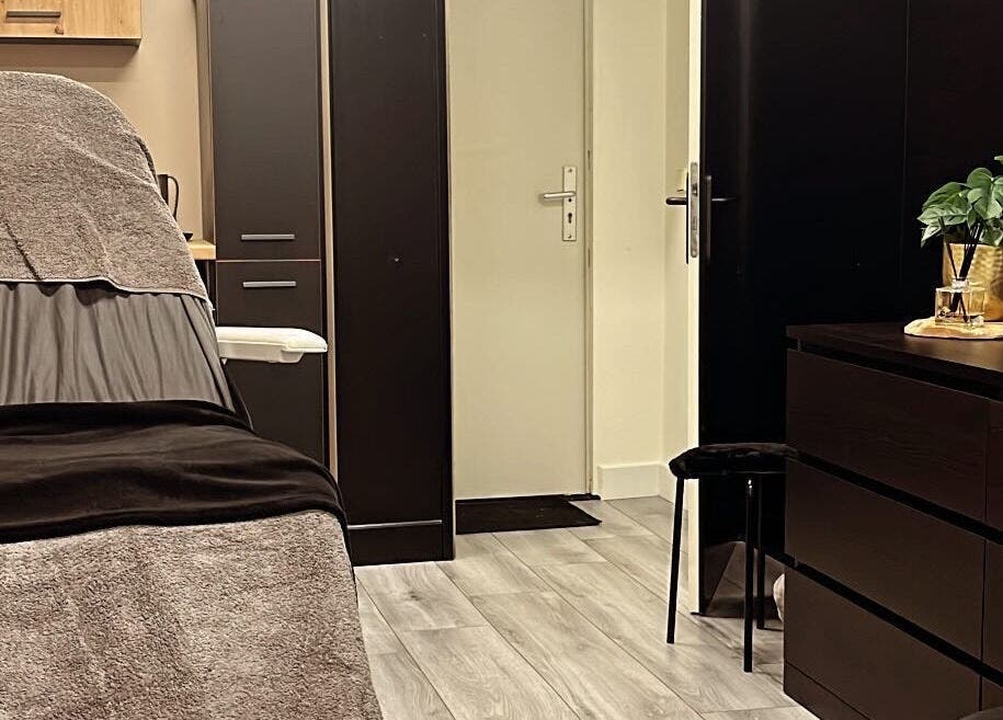 Gezellige wellnessruimte bij Glow By Mi in Ospel, Limburg, NL. Comfortabele behandelstoel en moderne inrichting.