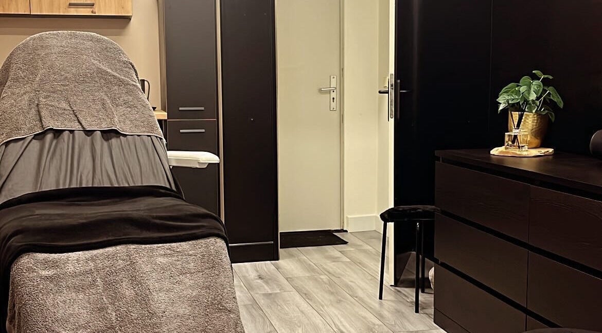 Gezellige wellnessruimte bij Glow By Mi in Ospel, Limburg, NL. Comfortabele behandelstoel en moderne inrichting.