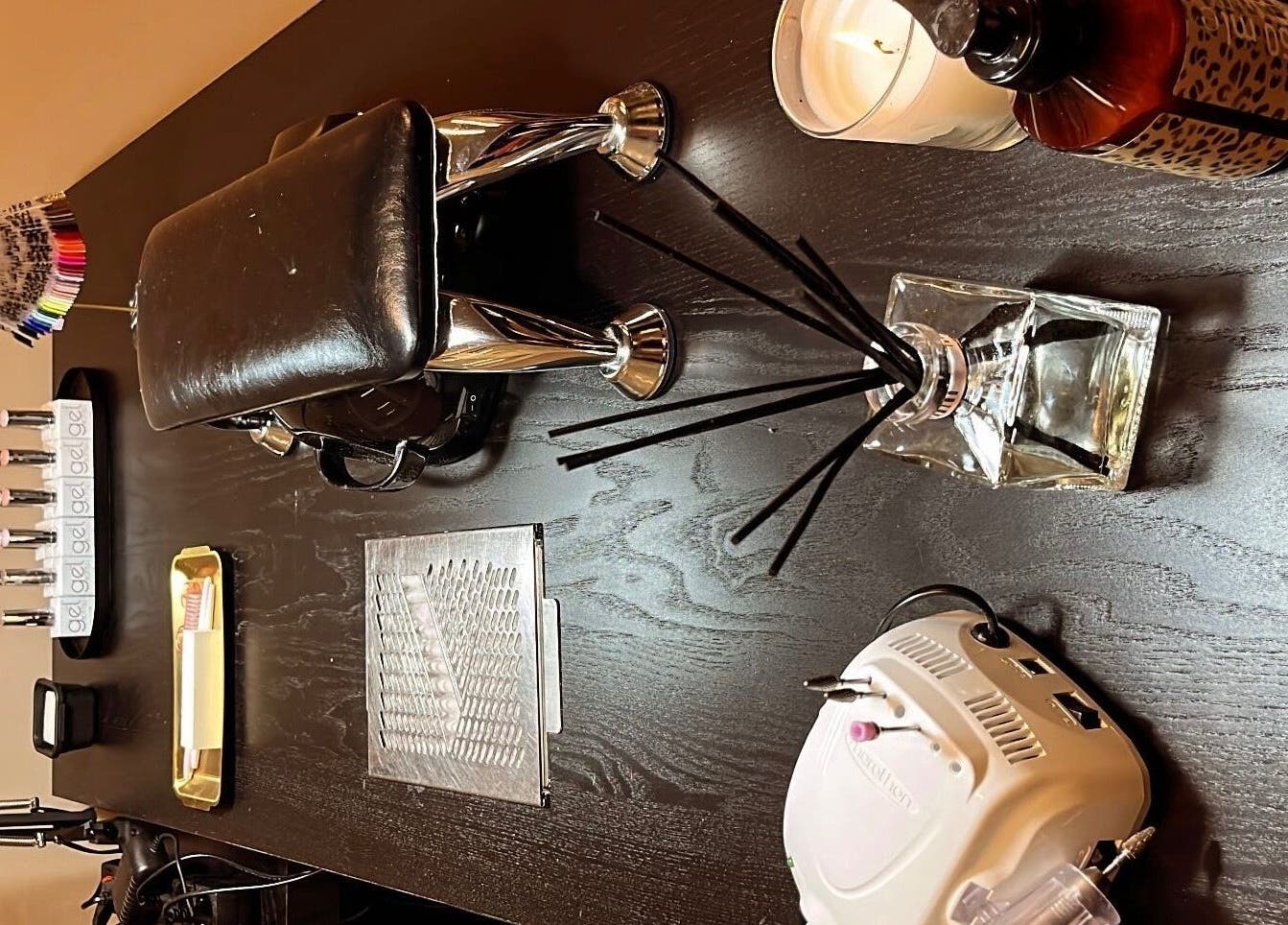 Nagelstation bij Glow By Mi, Ospel, Limburg, NL, met gereedschappen en verzorgingsproducten.