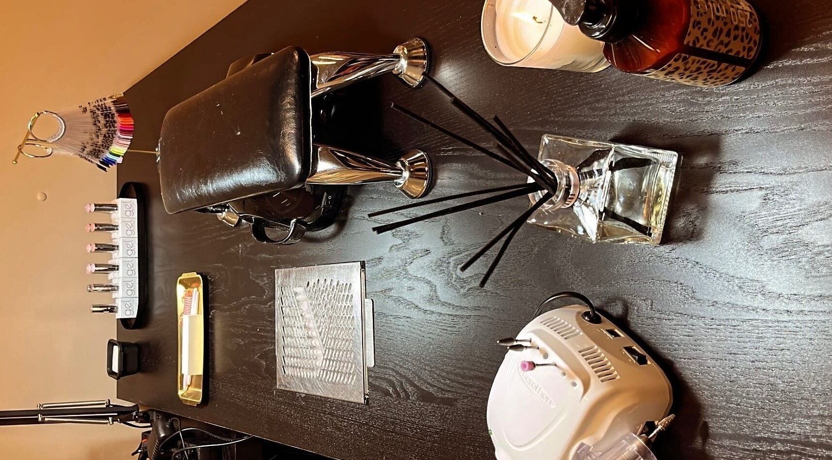 Nagelstation bij Glow By Mi, Ospel, Limburg, NL, met gereedschappen en verzorgingsproducten.