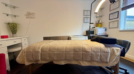 Relaxing treatment room at Beauty by Jessica in Cheltenham, England, GB with cozy bedding and warm lighting.