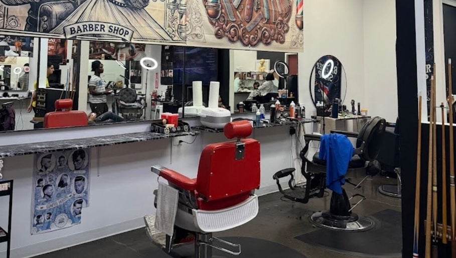 Intérieur du salon Lockness by Maya à Trois-Rivières, Québec, CA, avec fauteuils de coiffure rouges.