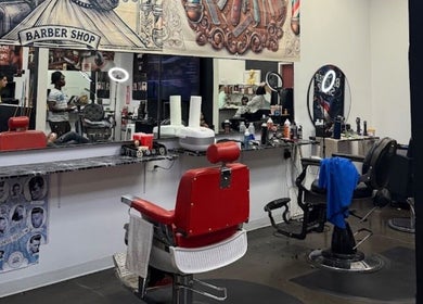 Intérieur du salon Lockness by Maya à Trois-Rivières, Québec, CA, avec fauteuils de coiffure rouges.