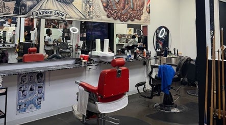 Intérieur du salon Lockness by Maya à Trois-Rivières, Québec, CA, avec fauteuils de coiffure rouges.