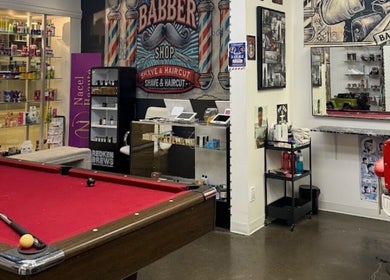 Intérieur rétro de barber shop chez Lockness by Maya, Trois-Rivières, Québec, CA, avec billard et fauteuils.