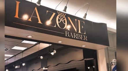 Enseigne chic de salon Lockness by Maya à Trois-Rivières, Québec, CA, mettant en valeur le style moderne.