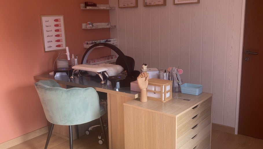 Espace manucure chez Magik’nails &beauty eyes à Marquion, Hauts-de-france, FR, avec chaise turquoise et rangement.