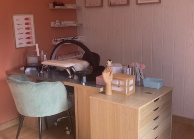 Espace manucure chez Magik’nails &beauty eyes à Marquion, Hauts-de-france, FR, avec chaise turquoise et rangement.