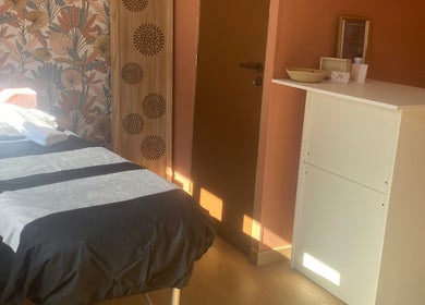 Salle de soin élégante chez Magik’nails &beauty eyes à Marquion, Hauts-de-France, FR.