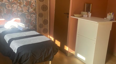 Salle de soin élégante chez Magik’nails &beauty eyes à Marquion, Hauts-de-France, FR.