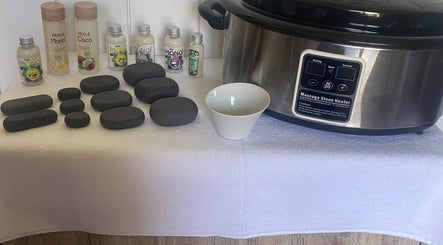 Huiles et pierres chauffées pour massage chez Magik’nails &beauty eyes, Marquion, Hauts-de-France, FR.