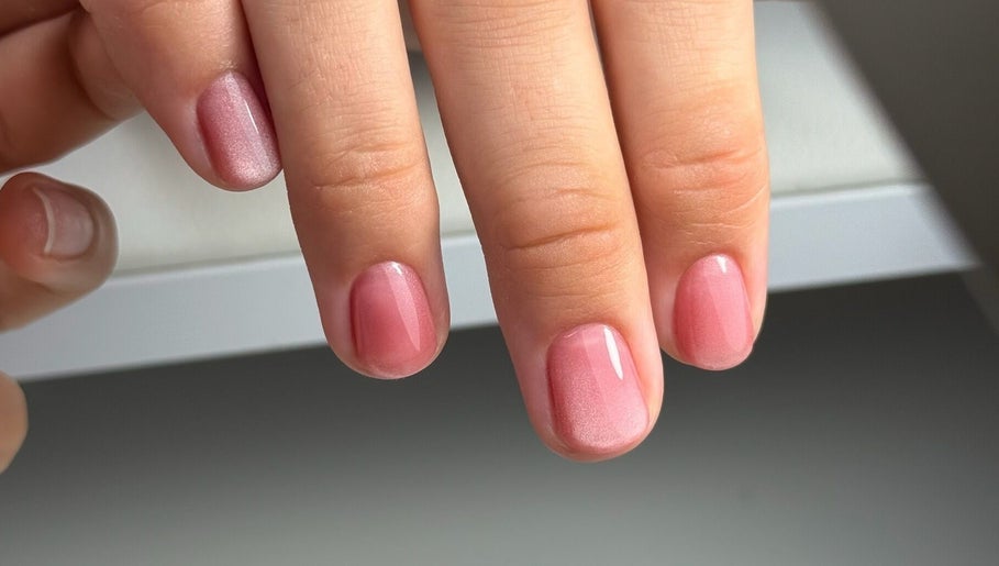 Manucure élégante en rose à Claudel.bo, Lévis, Québec, CA. Ongles parfaitement soignés et polis.