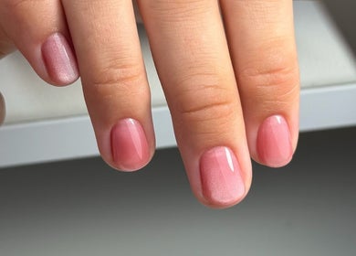 Manucure élégante en rose à Claudel.bo, Lévis, Québec, CA. Ongles parfaitement soignés et polis.