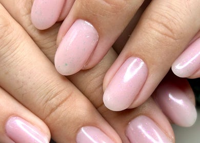 Manucure élégante rose pâle à Claudel.bo, Lévis, Québec, CA, montrant des ongles parfaitement polis.