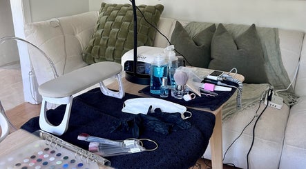 Table de manucure avec produits de Claudel.bo à Lévis, Québec, CA, offrant un espace de bien-être chic.