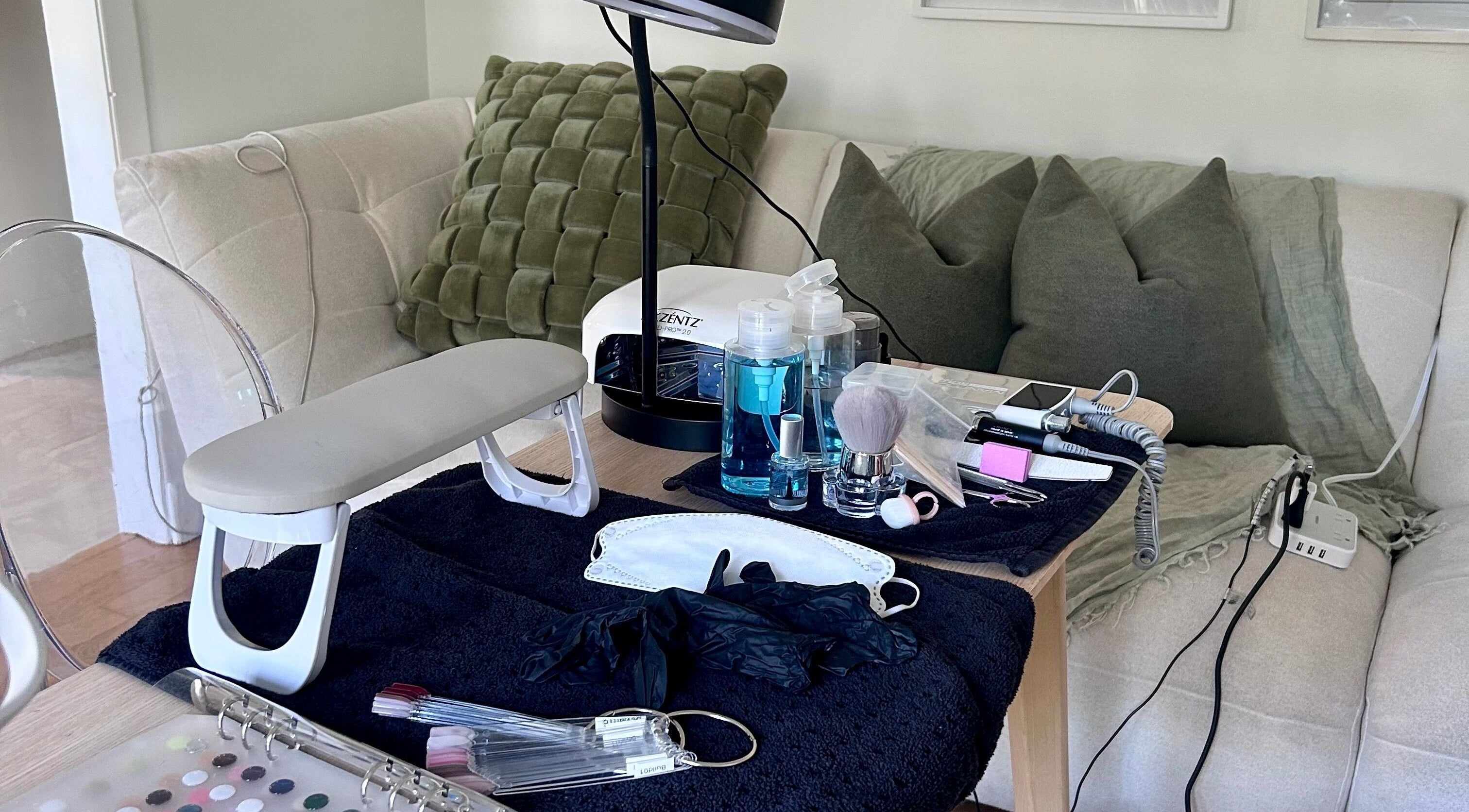 Espace de soin moderne chez Claudel.bo, Lévis, Québec, CA, avec outils de manucure sur canapé.