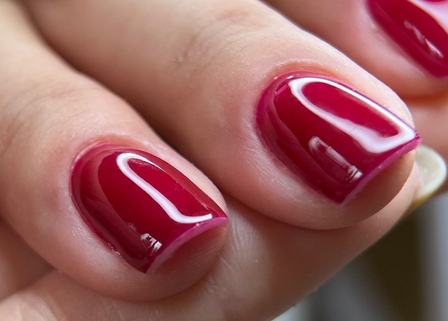 Manucure rouge brillante chez Claudel.bo à Lévis, Québec, CA. Ongles soignés et élégants.