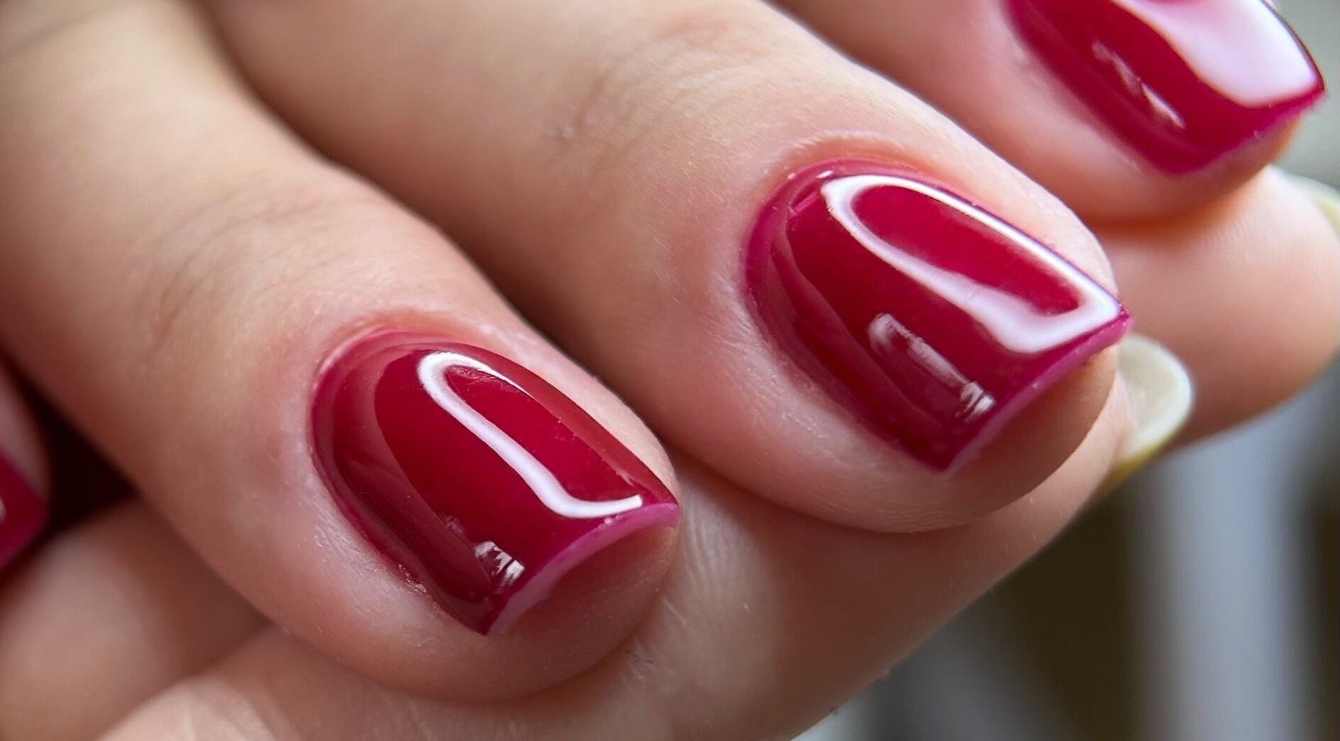 Manucure rouge brillante chez Claudel.bo à Lévis, Québec, CA. Ongles soignés et élégants.