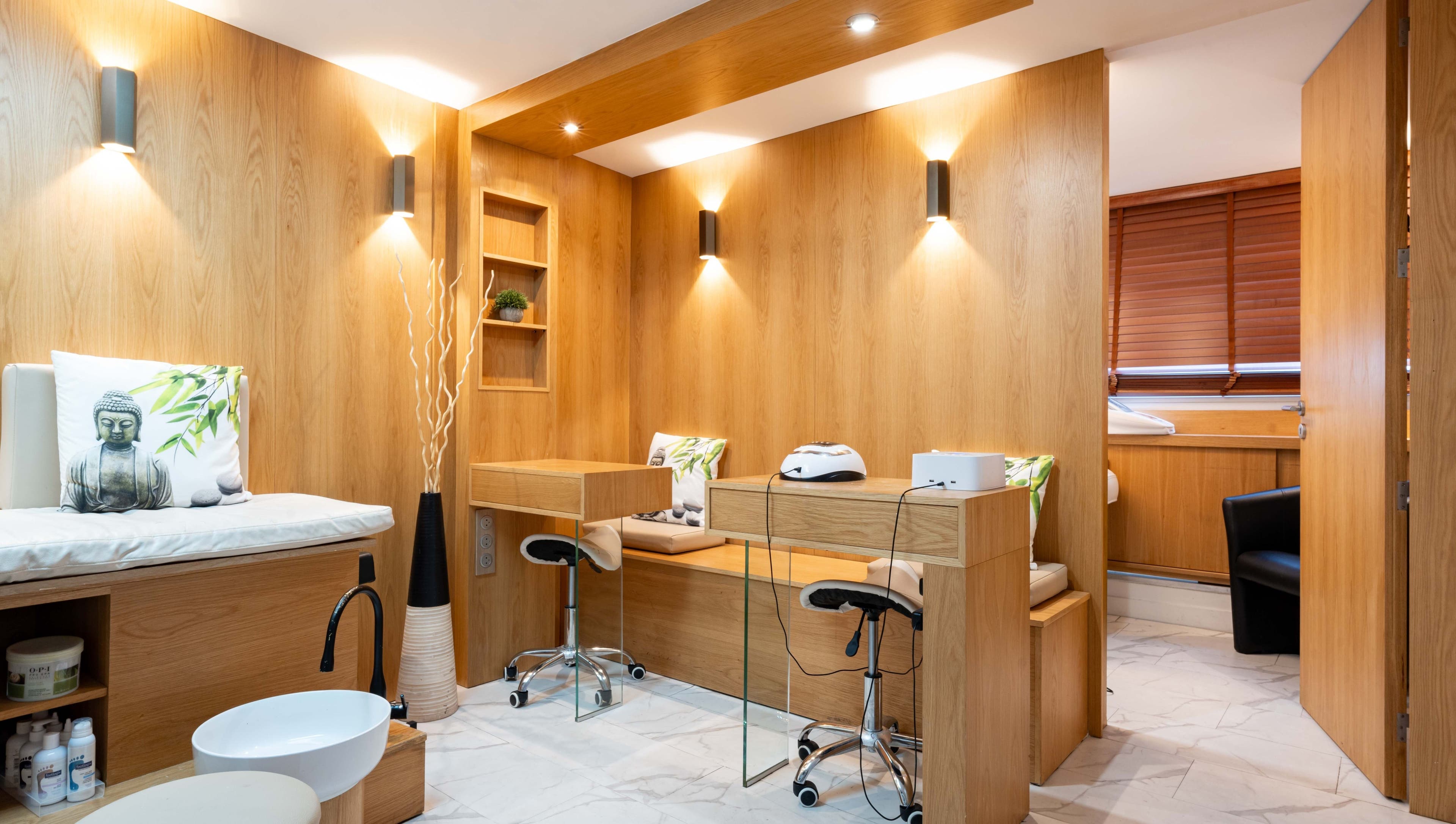 Salon spa moderne chez BCBG Paris, Paris, Île-de-France, FR, avec décor bois élégant.