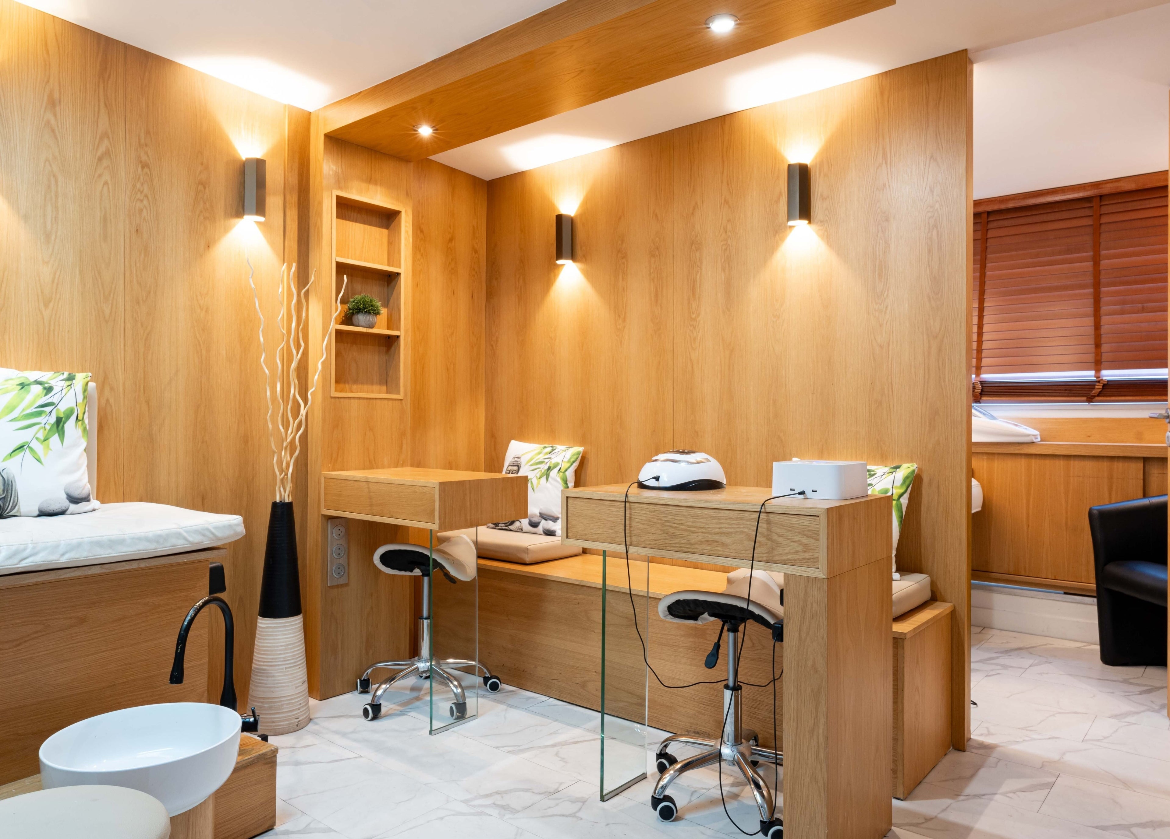 Salon spa moderne chez BCBG Paris, Paris, Île-de-France, FR, avec décor bois élégant.