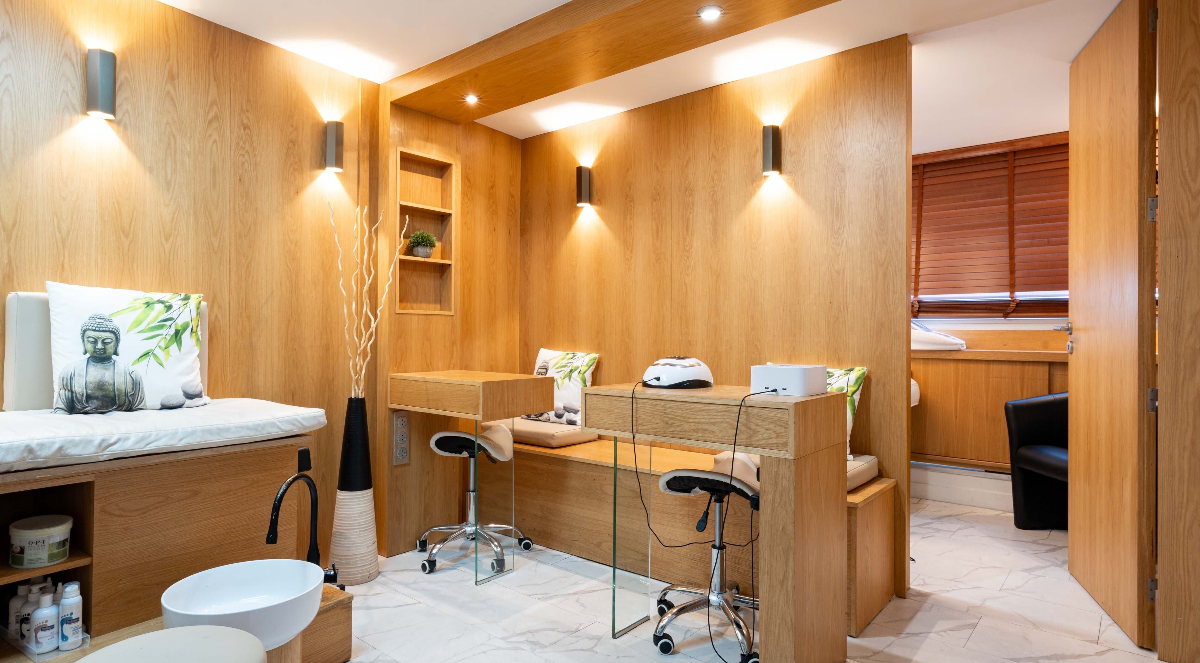 Salon spa moderne chez BCBG Paris, Paris, Île-de-France, FR, avec décor bois élégant.