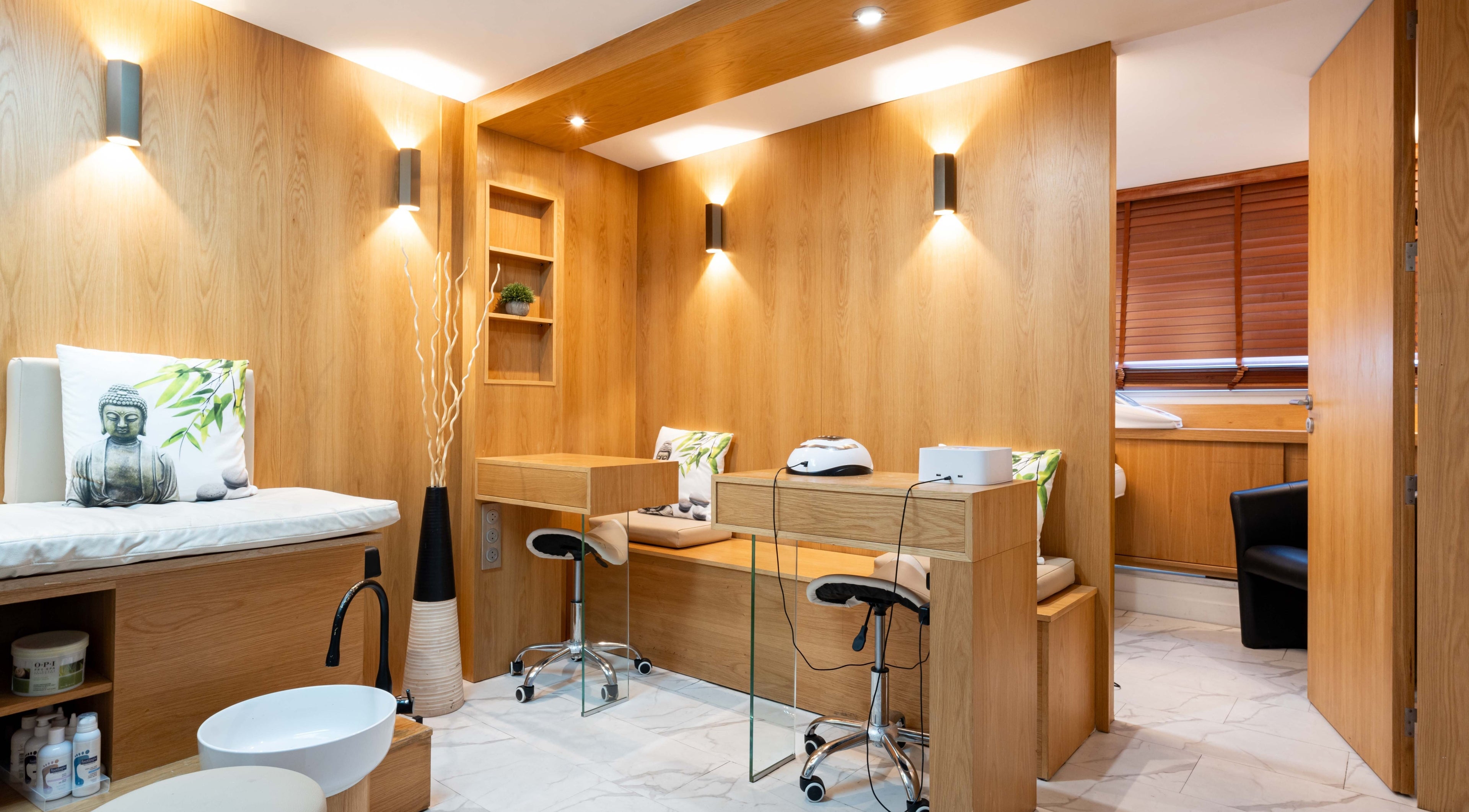 Salon spa moderne chez BCBG Paris, Paris, Île-de-France, FR, avec décor bois élégant.