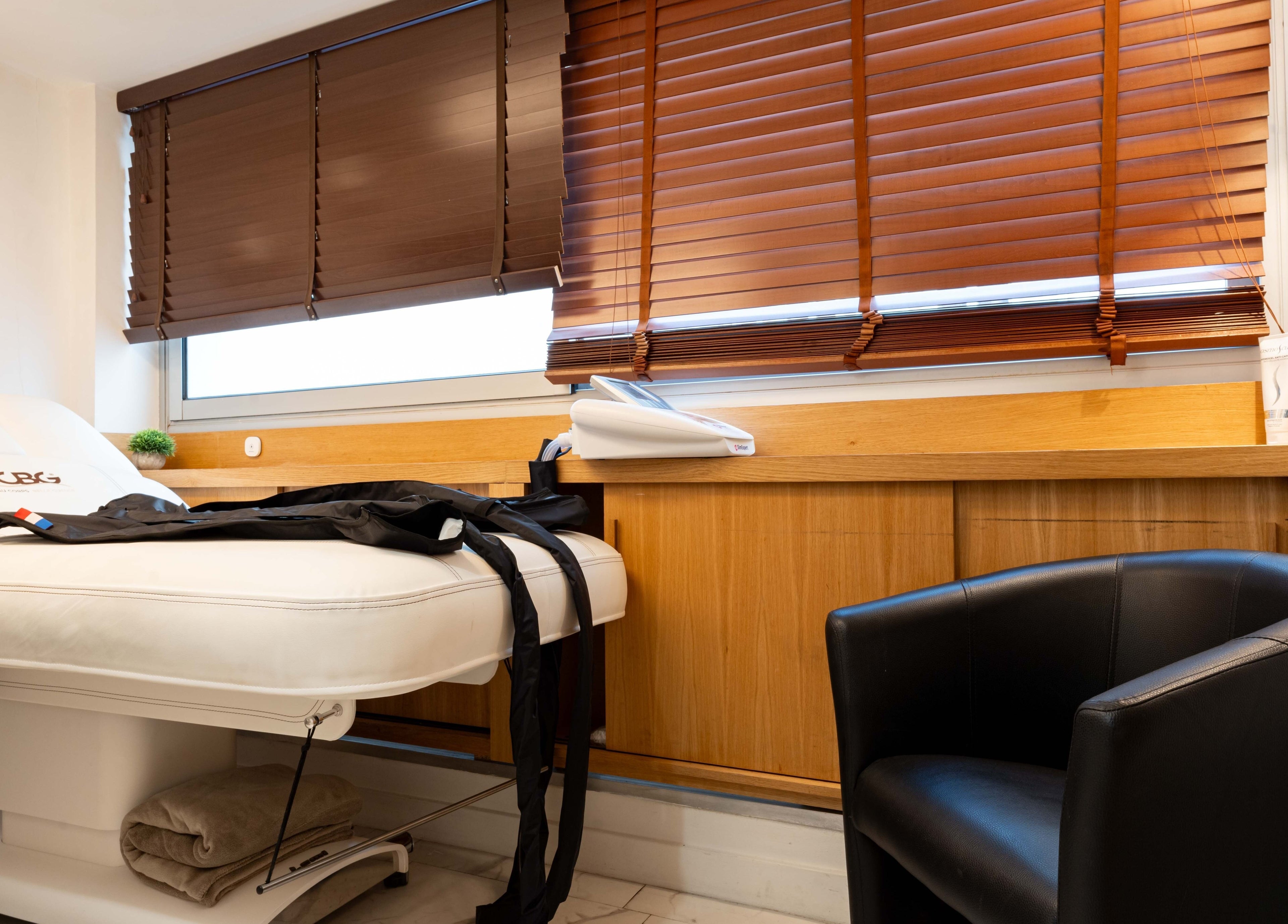 Salle de soins moderne BCBG Paris à Paris, Île-de-France, FR avec fauteuil confortable.