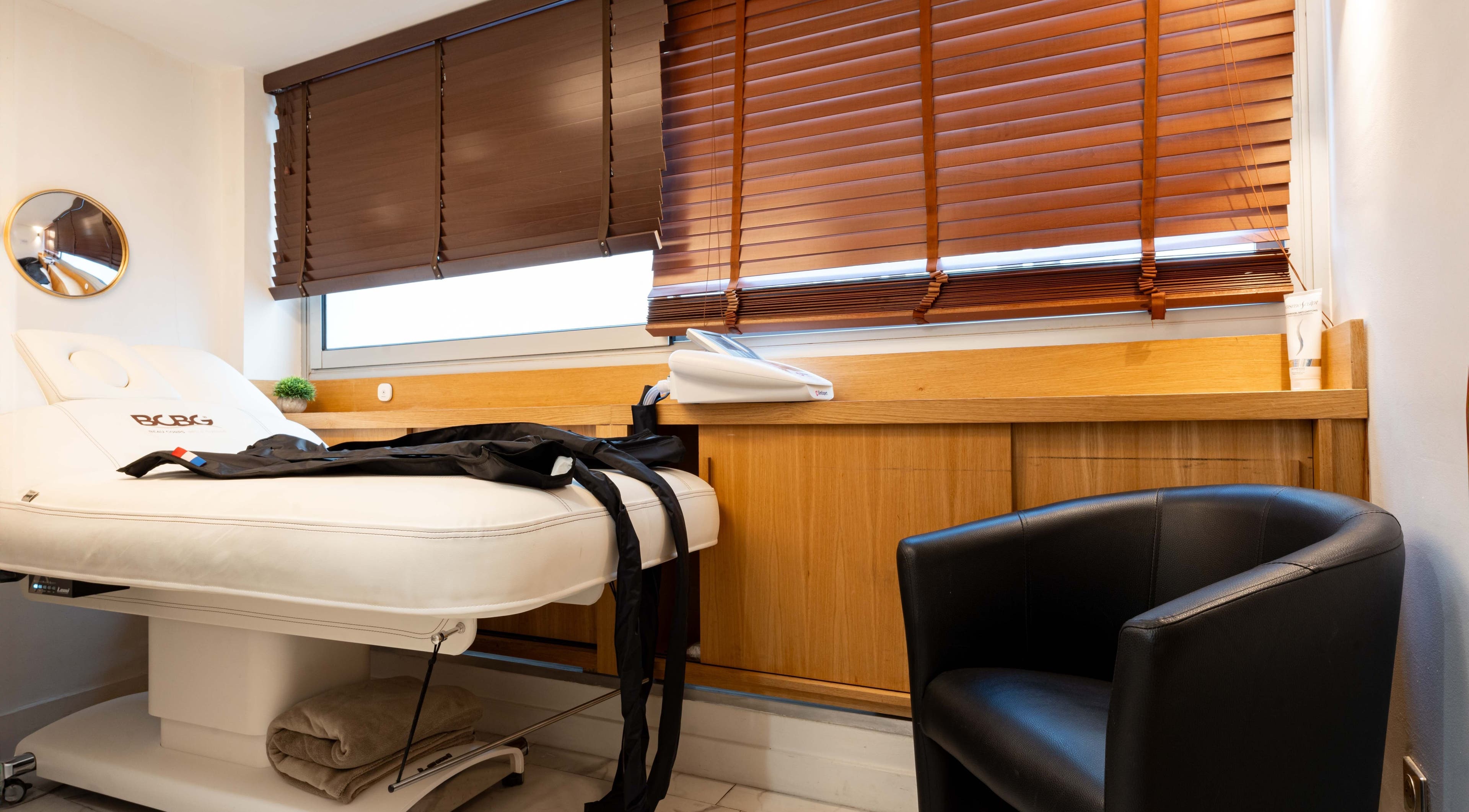 Salle de soins moderne BCBG Paris à Paris, Île-de-France, FR avec fauteuil confortable.