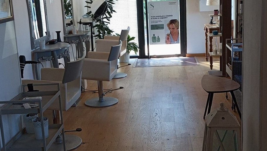 Interno del Parrucchieri Roma,132, Lazio, Lazio, IT con specchi e sedie moderne.