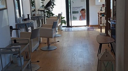 Interno del Parrucchieri Roma,132, Lazio, Lazio, IT con specchi e sedie moderne.