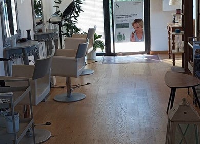 Interno elegante di Parrucchieri Roma,132 a Lazio, Lazio, IT con sedie e specchi moderni.