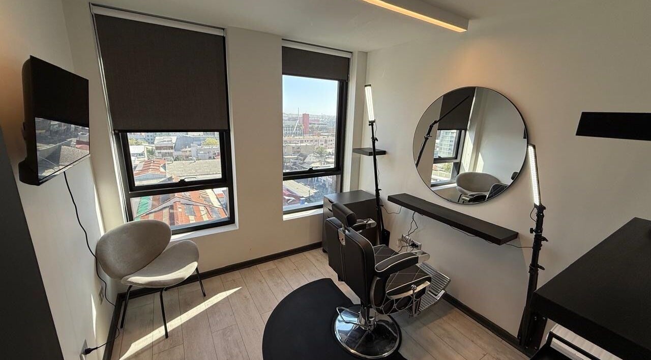 Elegante salón de belleza en VIBRA STUDIO, Concepción, Bío Bío, CL, con sillas modernas y vista panorámica.