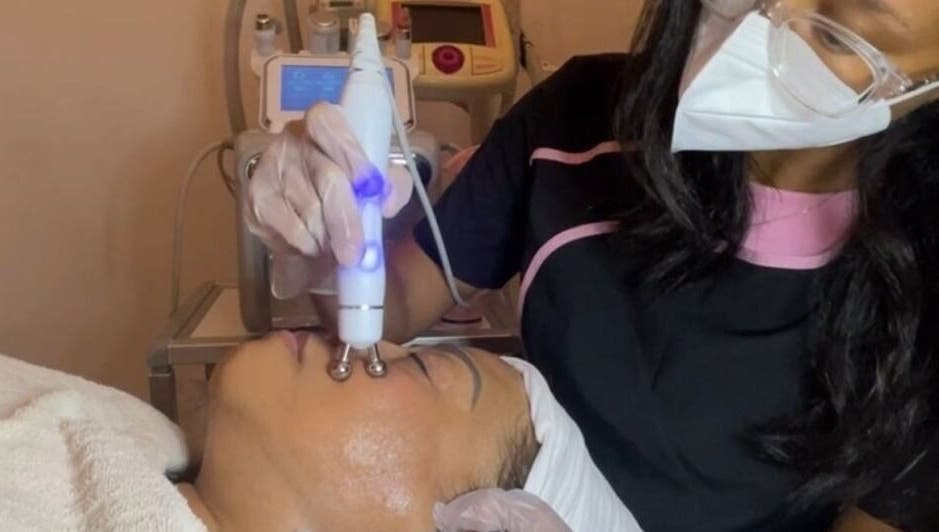 Trattamento viso a Flor de Lis - Estetica Brasiliana, Milano, Lombardia, IT, con apparecchiatura avanzata.