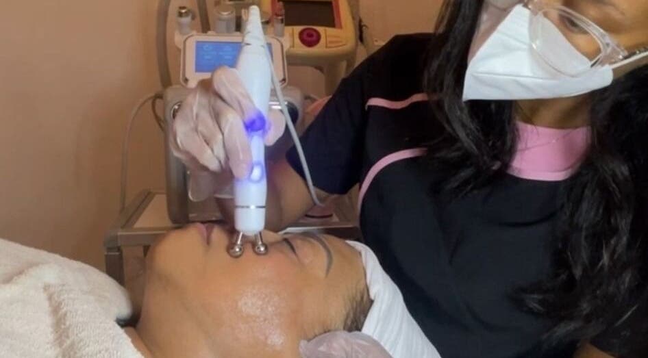 Trattamento viso a Flor de Lis - Estetica Brasiliana, Milano, Lombardia, IT, con apparecchiatura avanzata.