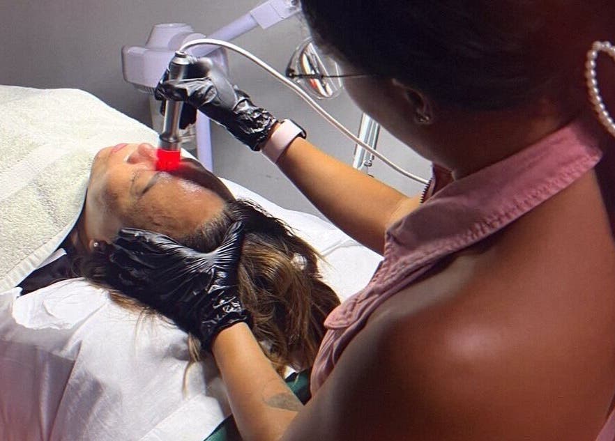 Trattamento viso con luce LED a Flor de Lis - Estetica, Milano, Lombardia, IT.