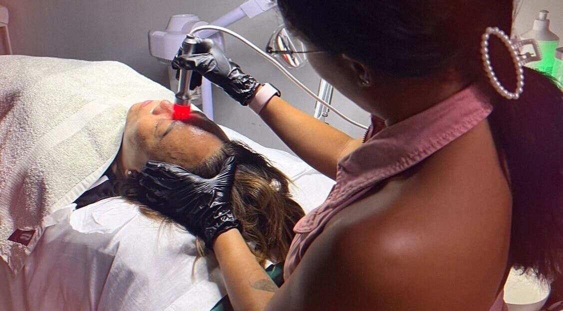 Trattamento viso con luce LED a Flor de Lis - Estetica, Milano, Lombardia, IT.