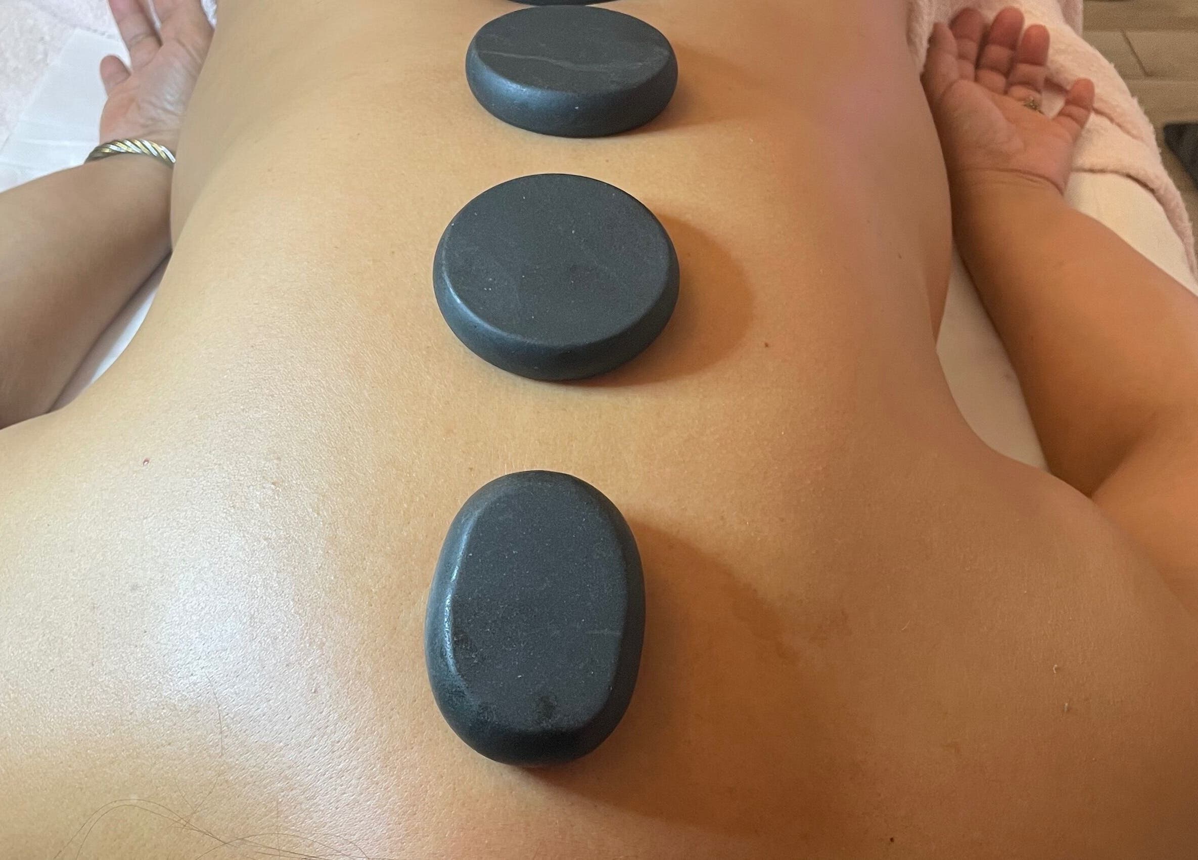 Trattamento con pietre calde a Flor de Lis - Estetica, Milano, Lombardia, IT.