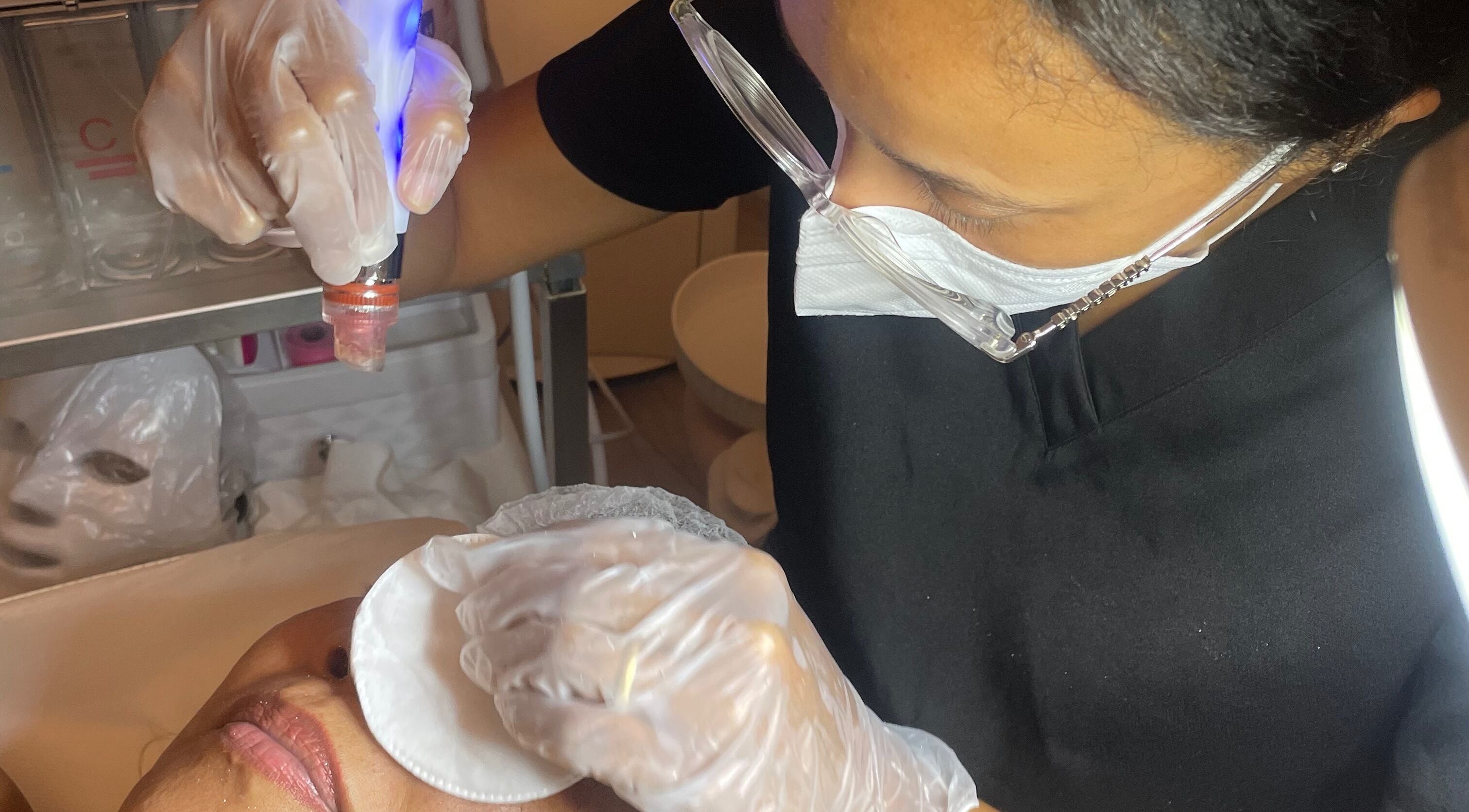 Esperto che esegue un trattamento viso a Flor de Lis - Estetica, Milano, Lombardia, IT.