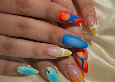 Nail art coloré et tendance à Lmg_esthetique, Saint-Gervais-les-Bains, Auvergne-rhône-alpes, FR.