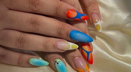 Nail art coloré et tendance à Lmg_esthetique, Saint-Gervais-les-Bains, Auvergne-rhône-alpes, FR.
