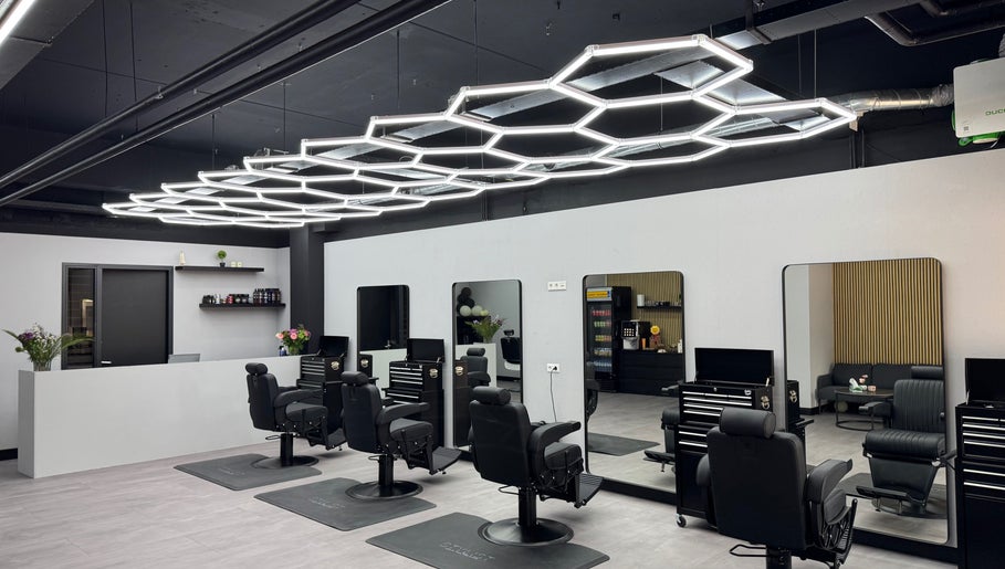 Interieur van Barbershop Marvora in Bergeijk, Noord-brabant, NL met moderne kappersstoelen en spiegels.