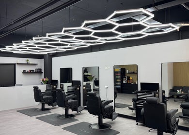 Interieur van Barbershop Marvora in Bergeijk, Noord-brabant, NL met moderne kappersstoelen en spiegels.