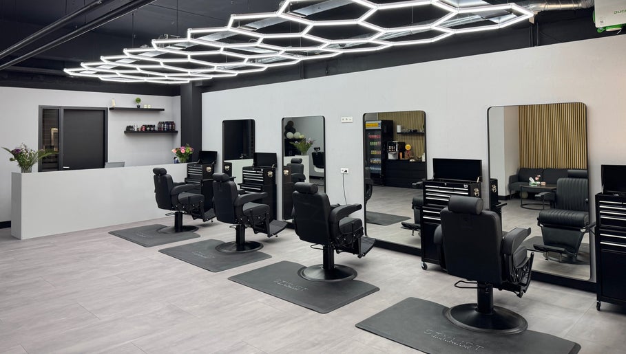 Interieur van Barbershop Marvora in Bergeijk, Noord-brabant, NL met stijlvolle kappersstoelen en moderne inrichting.